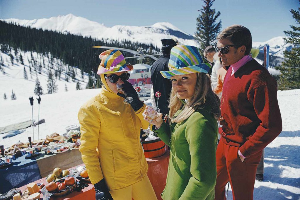 brighlty coloured apres-ski outfits